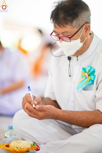 ภาพ No.47850:ประมวลภาพพิธีปิดแผ่นทองรูปเหมือนพระมงคลเทพมุนี (สด จนฺทสโร) พระผู้ปราบมาร และดวงแก้วธรรมชัย