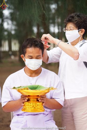 ภาพ No.39647:พิธีตัดปอยผม ปลงผม ขอขมารับผ้าไตรและพิธีบรรพชา ในโครงการอุปสมบท บูชาธรรมมหาปูชนียาจารย์ ประจำปี 2564 ชุดที่ 4