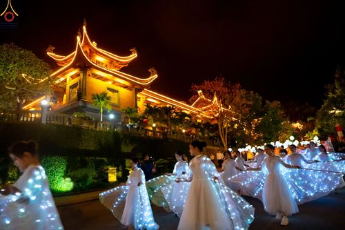 ภาพ No.46218:ประมวลภาพกิจกรรมเฉลิมฉลองวันวิสาขบูชานานาชาติ ณ วัดบ่าหว่าง ประเทศเวียดนาม