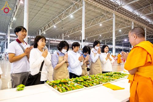 ภาพ No.303032:วันที่ 26 มกราคม พ.ศ. 2569 พิธีถวายภัตตาหารเป็นสังฆทาน แด่พระธรรมยาตรา ณ วัดพระธรรมกาย  จังหวัดปทุมธานี ในโครงการธรรมยาตรา กตัญญูบูชา มหาปูชนียาจารย์ พระมงคลเทพมุนี(สด จนฺทสโร) พระผู้ปราบมาร อนุสรณ์สถาน 7 แห่ง ปีที่ 14