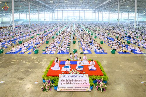 ภาพ No.76738:พิธีตักบาตรข้าวสารอาหารแห้ง  ณ บ้านแก้วเรือนทองคุณยายฯ สภาธรรมกายสากล  วัดพระธรรมกาย จ.ปทุมธานี  ในวันอาทิตย์ต้นเดือนที่ 6 มีนาคม พ.ศ. 2566