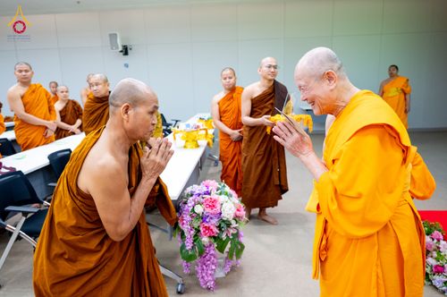 ภาพ No.323363:หลวงพ่อทัตตชีโว รองเจ้าอาวาสวัดพระธรรมกาย ถวายการต้อนรับปฏิสันถารคณะสงฆ์จากประเทศศรีลังกา