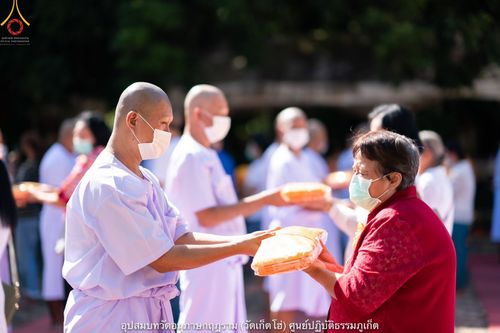 ภาพ No.40778:พิธีตัดปอยผม ปลงผม ขอขมารับผ้าไตรและพิธีบรรพชา ในโครงการอุปสมบท บูชาธรรมมหาปูชนียาจารย์ ประจำปี 2564 ชุดที่ 16