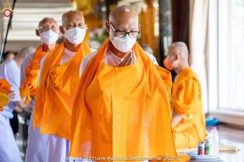 ภาพ No.40439:พิธีตัดปอยผม ปลงผม ขอขมารับผ้าไตรและพิธีบรรพชา ในโครงการอุปสมบท บูชาธรรมมหาปูชนียาจารย์ ประจำปี 2564 ชุดที่ 13