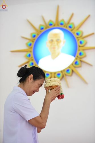 ภาพ No.51919:พิธีทอดผ้าป่าต่อเติมส่วนขยายหอฉันคุณยาย และเปิดป้ายคุณยายอาจารย์มหารัตนอุบาสิกาจันทร์ ขนนกยูง ณ ศูนย์ปฎิบัติธรรมสระบุรี