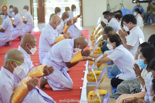 ภาพ No.39795:พิธีตัดปอยผม ปลงผม ขอขมารับผ้าไตรและพิธีบรรพชา ในโครงการอุปสมบท บูชาธรรมมหาปูชนียาจารย์ ประจำปี 2564 ชุดที่ 6