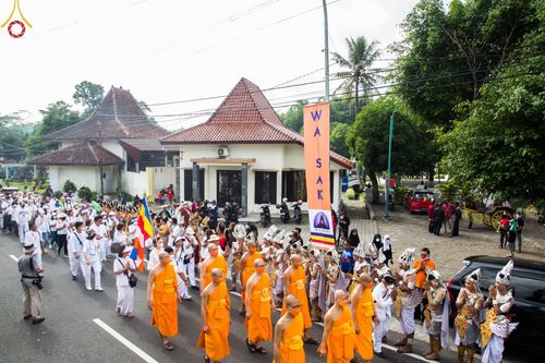 ภาพ No.46383:ประมวลภาพขบวนรถบุปผชาติ อัญเชิญน้ำและไฟศักดิ์สิทธิ์ ณ ประเทศอินโดนีเซีย