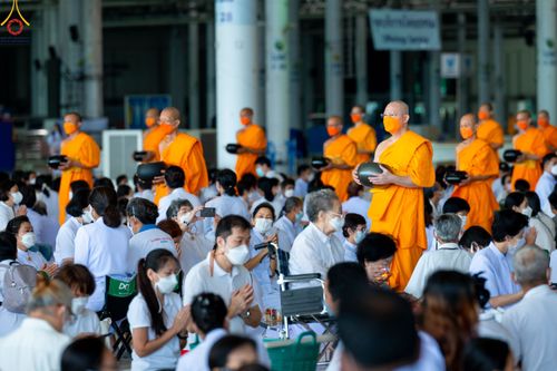 ภาพ No.52238:ประมวลภาพพิธีตักบาตรข้าวสารอาหารแห้ง (วันอาทิตย์ต้นเดือนตุลาคม) ณ บ้านแก้วเรือนทองคุณยายฯ วัดพระธรรมกาย