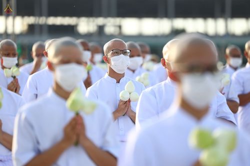 ภาพ No.47538:ประมวลภาพพิธีขอขมาและมอบผ้าไตร โครงการบรรพชาอุปสมบทหมู่ รุ่นเข้าพรรษา 2565