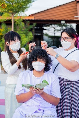 ภาพ No.39576:พิธีตัดปอยผม ปลงผม ขอขมารับผ้าไตรและพิธีบรรพชา ในโครงการอุปสมบท บูชาธรรมมหาปูชนียาจารย์ ประจำปี 2564 ชุดที่ 3