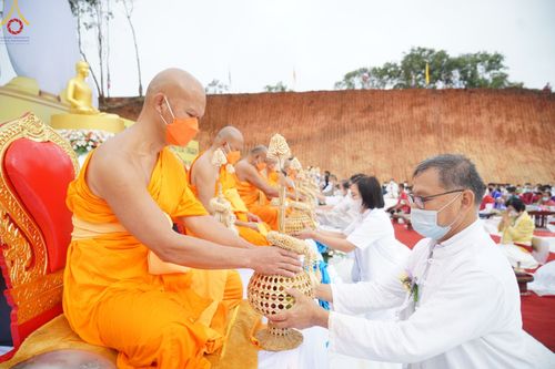 ภาพ No.50630:ประมวลภาพพิธีตักบาตร ณ วัดแม่แพ จ.แม่ฮ่องสอน เนื่องในวันธรรมชัย