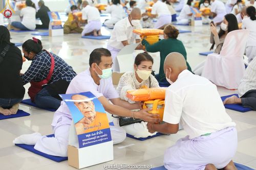 ภาพ No.39482:พิธีตัดปอยผม ปลงผม ขอขมารับผ้าไตรและพิธีบรรพชา ในโครงการอุปสมบท บูชาธรรมมหาปูชนียาจารย์ ประจำปี 2564  ชุดที่ 2