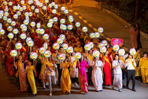 ภาพ No.46220:ประมวลภาพกิจกรรมเฉลิมฉลองวันวิสาขบูชานานาชาติ ณ วัดบ่าหว่าง ประเทศเวียดนาม