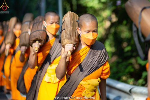 ภาพ No.39961:คณะพระภิกษุ - สามเณร วัดบ้านขุนกว่า ๓๐๐ รูป เดินธรรมยาตราฉลองแชมป์บาลี ๒๕๖๔