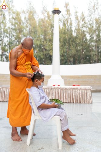 ภาพ No.44558:ประมวลภาพพิธีปลงผม โครงการบรรพชาสามเณรฟื้นฟูพระพุทธศาสนาทั่วไทย ณ อนุสรณ์สถานมหาวิหารพระมงคลเทพมุนี