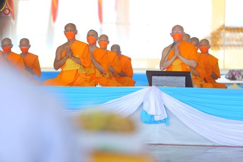 ภาพ No.48192:ประมวลภาพพิธีถวายผ้าอาบน้ำฝน และประทีปโคมไฟ เนื่องในวันอาสาฬหบูชา ประจำปี 2565