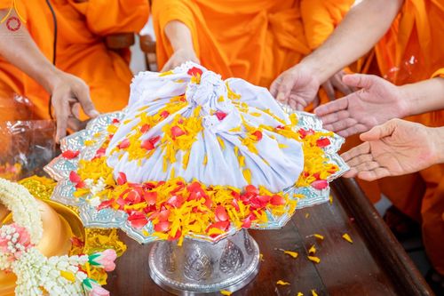 ภาพ No.49033:ประมวลภาพพิธีเก็บอัฐิและลอยอังคาร พระสุธรรมญาณวิเทศ  (สุธรรม สุธมฺโม)