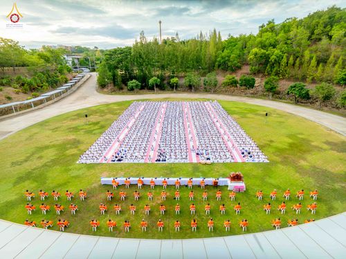 ภาพ No.341003:วันที่ 26 กรกฎาคม พ.ศ. 2569 โครงการพัฒนาคุณธรรม จริยธรรม สำหรับนักเรียนนายสิบตำรวจ (นสต.) รุ่นที่ 17 ศูนย์ฝึกอบรมตำรวจภูธรภาค 1 ได้จัดกิจกรรม ตักบาตรเพื่อน้อมอุทิศถวายเพื่อเป็นพระราชกุศลฯ  และปฏิบัติธรรม ติวธรรมมะ ณ ศูนย์ปฏิบัติธรรมเวิล์ดพีช วัลเล่ย์ (Wo