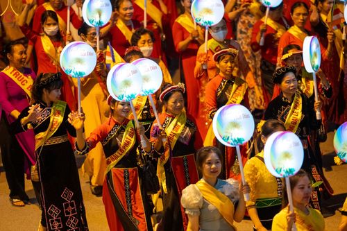 ภาพ No.46219:ประมวลภาพกิจกรรมเฉลิมฉลองวันวิสาขบูชานานาชาติ ณ วัดบ่าหว่าง ประเทศเวียดนาม