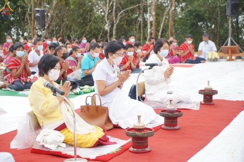 ภาพ No.50632:ประมวลภาพพิธีตักบาตร ณ วัดแม่แพ จ.แม่ฮ่องสอน เนื่องในวันธรรมชัย