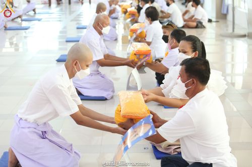 ภาพ No.39479:พิธีตัดปอยผม ปลงผม ขอขมารับผ้าไตรและพิธีบรรพชา ในโครงการอุปสมบท บูชาธรรมมหาปูชนียาจารย์ ประจำปี 2564  ชุดที่ 2