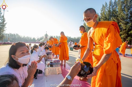 ภาพ No.41040:พิธีตัดปอยผม ปลงผม ขอขมารับผ้าไตรและพิธีบรรพชา ในโครงการอุปสมบท บูชาธรรมมหาปูชนียาจารย์ ประจำปี 2564 ชุดที่ 19