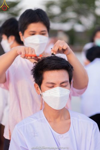 ภาพ No.39582:พิธีตัดปอยผม ปลงผม ขอขมารับผ้าไตรและพิธีบรรพชา ในโครงการอุปสมบท บูชาธรรมมหาปูชนียาจารย์ ประจำปี 2564 ชุดที่ 3