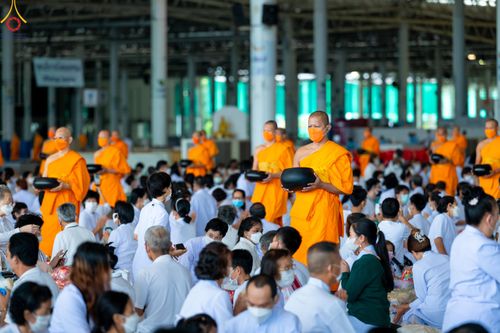 ภาพ No.52240:ประมวลภาพพิธีตักบาตรข้าวสารอาหารแห้ง (วันอาทิตย์ต้นเดือนตุลาคม) ณ บ้านแก้วเรือนทองคุณยายฯ วัดพระธรรมกาย