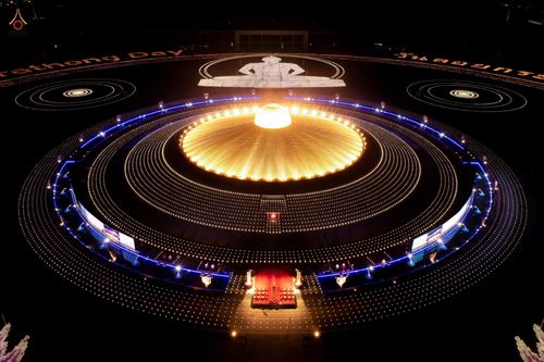 ภาพ No.38724:พิธีจุดประทีปถวายเป็นพุทธบูชา และพิธีลอยกระทงธรรม เนื่องในวันลอยกระทง ณ วัดพระธรรมกาย