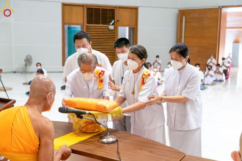 ภาพ No.45921:ประมวลภาพพิธีตักบาตรและทอดผ้าป่า โครงการบรรพชาสามเณรฟื้นฟูพระพุทธศาสนาทั่วไทย ณ อนุสรณ์สถานพระมงคลเทพมุนี