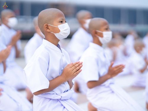 ภาพ No.44214:ประมวลภาพพิธีเวียนประทักษิณ, พิธีวันทาพระมหาธรรมกายเจดีย์ และพิธีขอขมารับผ้าไตร โครงการบวชภาคฤดูร้อน พ.ศ. 2565