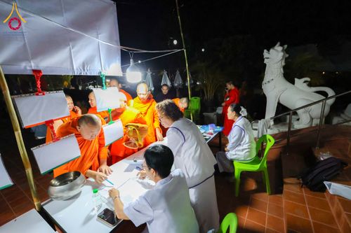 ภาพ No.310757:วันอาทิตย์ที่ 22 กุมภาพันธ์ พ.ศ. 2569 พิธีตักบาตรเเด่คณะพระภิกษุสงฆ์ 1,111 รูป จังหวัดน่าน หนึ่งในโครงการตักบาตรพระ 2,000,000 รูป 77 จังหวัดทั่วไทย ในวาระอันเป็นมงคลยิ่ง ครบรอบ 744 ปี นครน่าน สืบสานศรัทธา ทำบุญใหญ่ของเมืองน่าน ณ ข่วงเมือง วัดภูมินทร์ อำเ