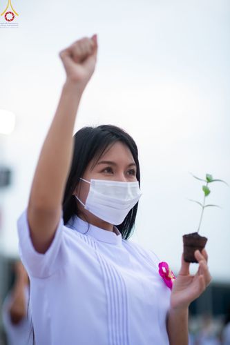 ภาพ No.90110:พิธีปลูกทรัพย์บานชื่น  เนื่องใน 139 ปี วันคล้ายวันเกิดด้วยรูปกายเนื้อ พระมงคลเทพมุนี (สด จนฺทสโร) พระผู้ปราบมาร วันอังคารที่ 10 ตุลาคม พ.ศ. 2566 ณ วัดพระธรรมกาย จ.ปทุมธานี