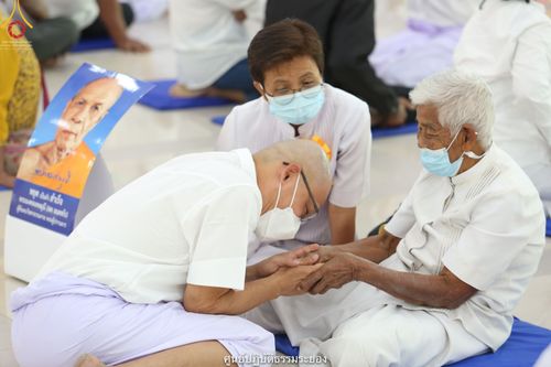 ภาพ No.39483:พิธีตัดปอยผม ปลงผม ขอขมารับผ้าไตรและพิธีบรรพชา ในโครงการอุปสมบท บูชาธรรมมหาปูชนียาจารย์ ประจำปี 2564  ชุดที่ 2