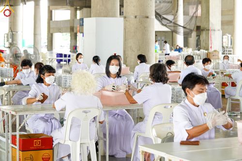 ภาพ No.49435:ประมวลภาพสาธุชนร่วมรับบุญ แกะถ่าน Led วันที่ 10 สิงหาคม พ.ศ. 2565 ณ วัดพระธรรมกาย