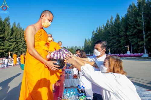 ภาพ No.41037:พิธีตัดปอยผม ปลงผม ขอขมารับผ้าไตรและพิธีบรรพชา ในโครงการอุปสมบท บูชาธรรมมหาปูชนียาจารย์ ประจำปี 2564 ชุดที่ 19