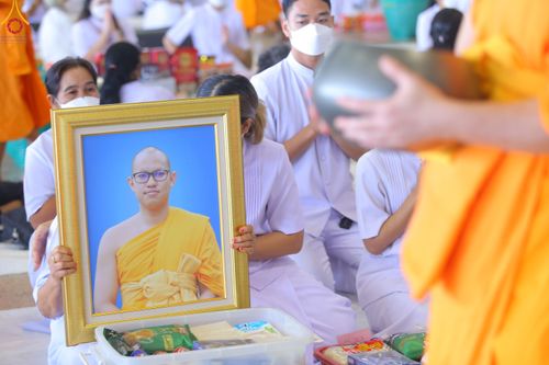 ภาพ No.52241:ประมวลภาพพิธีตักบาตรข้าวสารอาหารแห้ง (วันอาทิตย์ต้นเดือนตุลาคม) ณ บ้านแก้วเรือนทองคุณยายฯ วัดพระธรรมกาย