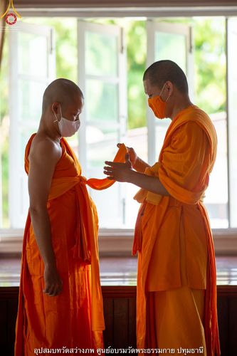 ภาพ No.40441:พิธีตัดปอยผม ปลงผม ขอขมารับผ้าไตรและพิธีบรรพชา ในโครงการอุปสมบท บูชาธรรมมหาปูชนียาจารย์ ประจำปี 2564 ชุดที่ 13