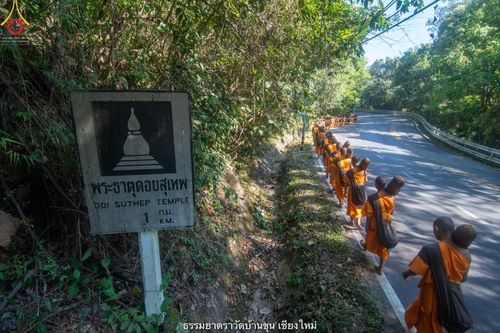 ภาพ No.39955:คณะพระภิกษุ - สามเณร วัดบ้านขุนกว่า ๓๐๐ รูป เดินธรรมยาตราฉลองแชมป์บาลี ๒๕๖๔