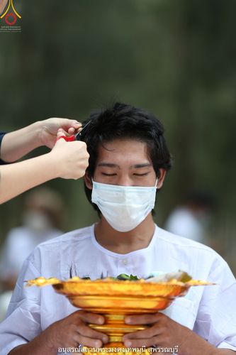 ภาพ No.39650:พิธีตัดปอยผม ปลงผม ขอขมารับผ้าไตรและพิธีบรรพชา ในโครงการอุปสมบท บูชาธรรมมหาปูชนียาจารย์ ประจำปี 2564 ชุดที่ 4