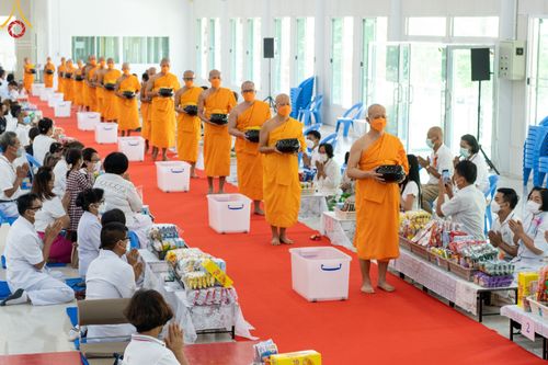 ภาพ No.45376:ประมวลภาพพิธีตักบาตรสามเณรใหม่ โครงการบรรพชาสามเณรฟื้นฟูพระพุทธศาสนาทั่วไทย ณ ศูนย์อบรมเยาวชนนครปฐม