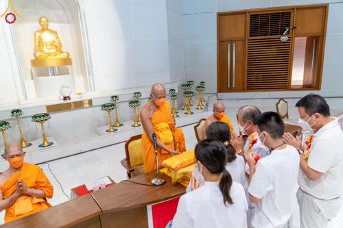 ภาพ No.45936:ประมวลภาพพิธีตักบาตรและทอดผ้าป่า โครงการบรรพชาสามเณรฟื้นฟูพระพุทธศาสนาทั่วไทย ณ อนุสรณ์สถานพระมงคลเทพมุนี