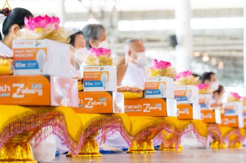 ภาพ No.48193:ประมวลภาพพิธีถวายผ้าอาบน้ำฝน และประทีปโคมไฟ เนื่องในวันอาสาฬหบูชา ประจำปี 2565
