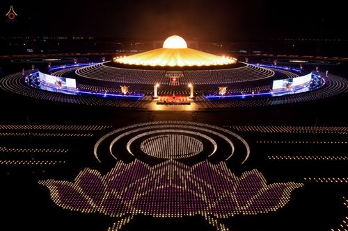 ภาพ No.38725:พิธีจุดประทีปถวายเป็นพุทธบูชา และพิธีลอยกระทงธรรม เนื่องในวันลอยกระทง ณ วัดพระธรรมกาย