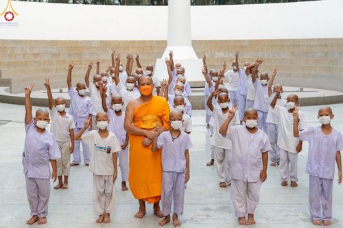 ภาพ No.44561:ประมวลภาพพิธีปลงผม โครงการบรรพชาสามเณรฟื้นฟูพระพุทธศาสนาทั่วไทย ณ อนุสรณ์สถานมหาวิหารพระมงคลเทพมุนี