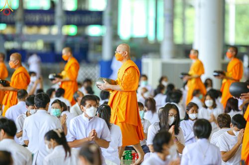 ภาพ No.52242:ประมวลภาพพิธีตักบาตรข้าวสารอาหารแห้ง (วันอาทิตย์ต้นเดือนตุลาคม) ณ บ้านแก้วเรือนทองคุณยายฯ วัดพระธรรมกาย