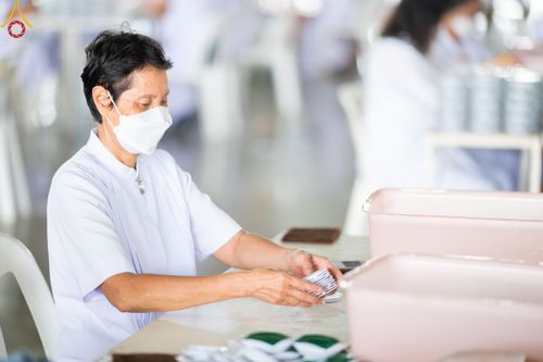 ภาพ No.49433:ประมวลภาพสาธุชนร่วมรับบุญ แกะถ่าน Led วันที่ 10 สิงหาคม พ.ศ. 2565 ณ วัดพระธรรมกาย