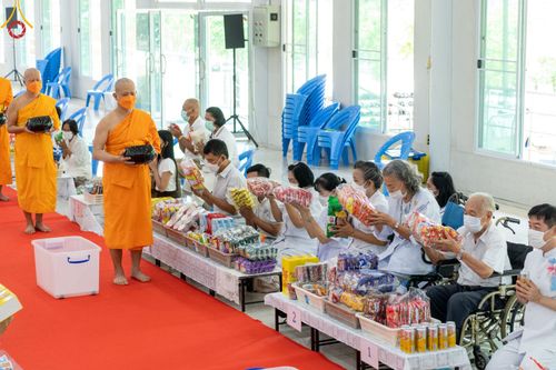 ภาพ No.45377:ประมวลภาพพิธีตักบาตรสามเณรใหม่ โครงการบรรพชาสามเณรฟื้นฟูพระพุทธศาสนาทั่วไทย ณ ศูนย์อบรมเยาวชนนครปฐม