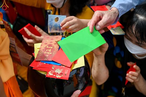 ภาพ No.46098:ประมวลภาพพิธีตักบาตรคณะสงฆ์เถรวาทนานาชาติ 500 รูป ณ วัดบาหว่าง จังหวัดกวางนิญ ประเทศเวียดนาม