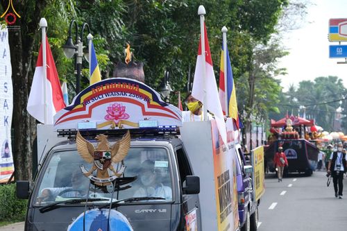 ภาพ No.46389:ประมวลภาพขบวนรถบุปผชาติ อัญเชิญน้ำและไฟศักดิ์สิทธิ์ ณ ประเทศอินโดนีเซีย